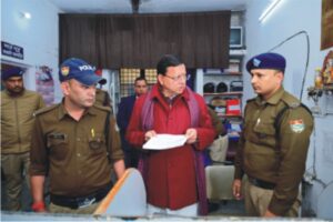 मुख्यमंत्री धामी ने किया पुलिस स्टेशन का औचक निरीक्षण