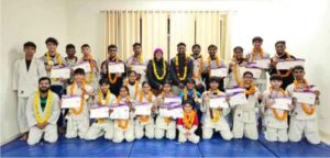 जिला क्रीड़ाधिकारी जानकी कार्की ने पदक विजेताओं को सम्मानित किया