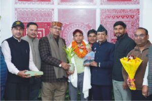 गणेश जोशी ने किया पूर्व सैनिक कलम सिंह बिष्ट को सम्मानित