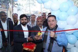स्काई सोलर सॉल्यूशन प्रतिष्ठान का मेयर दीपक बाली ने फीता काट कर किया शुभारंभ