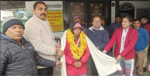 स्वर्ण पदक जीतने वाली दिव्यांग खिलाड़ी पुष्पा देवी को चेयरमैन ने किया सम्मानित