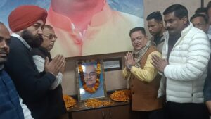 अटल जी के जीवन पर आधारित प्रदर्शनी का महापौर दीपक बाली सहित तमाम भाजपाइयों ने फीता काटकर शुभारंभ किया