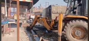 नगर निगम ने वार्ड-40 में नाले से अतिक्रमण हटाकर चलाया स्वच्छता अभियान