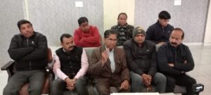 बाउंड्री तोड़ने वालों पर मुकदमा दर्ज कर कार्रवाई की मांग