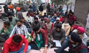 धान खरीद के भुगतान में देरी होने पर धरने पर बैठे किसान