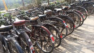 सूर्या रोशनी के कर्मचारियों के वाहनों पर लगाये रेडियम रिफ्लेक्टर