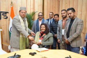 सीएम धामी ने डा. दीपा मलिक को सम्मानित कर उनके योगदान की सराहना की