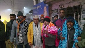  राज्य आपदा प्रबंधन प्राधिकरण विनय रुहेला ने लोगों को ठंड से बचाव हेतु कंबलों का वितरण किया