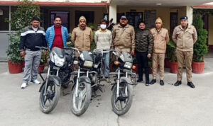 चोरी की तीन बाइकों के साथ वाहन चोर गिरफ्तार
