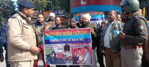 सुरक्षा माह अभियान के अंतर्गत वाहनों पर लगाये रिफ्लेक्टर