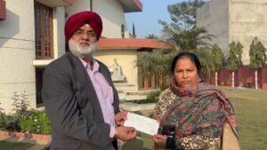 विधायक ने किया मुख्यमन्त्री विवेकाधीन कोष से प्राप्त चैकों का वितरण