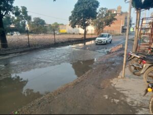 नाले के पानी की निकासी न होन से राहगीर परेशान