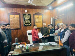 किसान आत्महत्या मामले में सीबीआई जांच की मांग को लेकर कांग्रेसियों ने दिया ज्ञापन