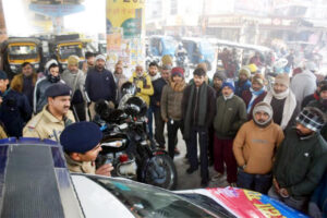 यातायात पुलिस ने चलाया सड़क सुरक्षा माह जागरूकता अभियान