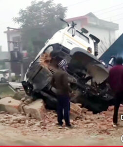 रेत से भरा डंपर नहर में गिरा