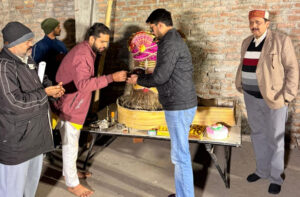 उत्तराखंड की सबसे बड़ी कावड़ का पूजन कर किया निर्माण शुभारंभ