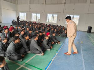 समर स्टडी हॉल विद्यालय में ट्रैफिक पुलिस द्वारा सड़क सुरक्षा कार्यक्रम आयोजित