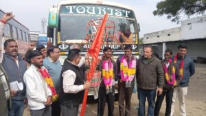  महापौर दीपक बाली ने  कांवरियों की दो बसों को झंडी दिखाकर रवाना किया