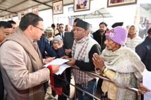 मुख्यमंत्री ने जनप्रतिनिधियों व जनता से मुलाकात कर जनसमस्याएं सुनी