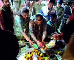 महाशिवरात्रि पर राज्यसभा सांसद ने टपकेश्वर मंदिर में किया जलाभिषेक