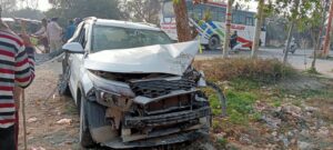 कार व टेंपो की जबरदस्त भिड़ंत में कई घायल