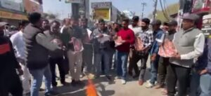 फिल्म ‘यादव जी की लव स्टोरी’ के विरोध में फूंका निर्माण-निर्देशक का पुतला