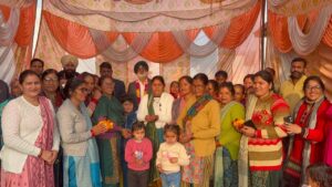 विधायक चीमा ने किया सड़क का शिलान्यास फोटो-1 सड़क शिलान्यास के दौरान मौजूद विधायक चीमा व अन्य काशीपुर। काशीपुर विधानसभा क्षेत्रांतर्गत ग्राम सभा चांदपुर के न्यू सैनिक कॉलोनी पर्वतीय में विधायक त्रिलोक सिंह चीमा द्वारा 97 लाख की लागत से बनने वाले 720 मी. के टाइल मार्ग का शिलान्यास किया गया। कालोनी वासियों ने आभार व्यक्त करते हुए विधायक चीमा का स्वागत किया। इस अवसर पर ग्राम प्रधान तारावती, प्रधान पति कमलेश कुमार, मंडल अध्यक्ष बृजेश पाल, पूर्व मंडल अध्यक्ष एवं पूर्व प्रधान बबलू चौधरी, पूर्व प्रधान प्रदीप राजपूत, जिला उपाध्यक्ष गुरबख्श सिंह बग्गा, जिला मंत्री रजत सि(ू, मंडल अध्यक्ष अर्जुन सिंह, क्षेत्र पंचायत सदस्य गुरनाम सिंह सहित सैंकड़ों ग्रामवासी उपस्थित रहे।