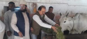 गौमाता की सेवा करके मनाया राष्ट्रीय स्वयंसेवक संघ के डॉ. इंद्रेश कुमार का जन्मदिन