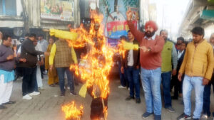भाजपाइयों ने फूंका राहुल गांधी का पुतला