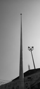 महाराणा प्रताप चौक पर राष्ट्रीय तिरंगे के बिना सूना पड़ा पोल