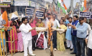 गैस सिलेंडर के दाम बढ़ाने के विरोध में कांग्रेस का प्रदर्शन