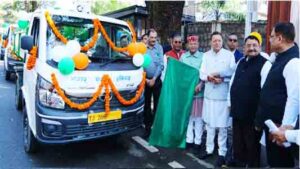 सीएम ने कूड़ा निस्तारण वाहनों को दिखाई हरी झंडी
