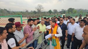  मुख्यमंत्री ने जनप्रतिनिधियों व जनता से मुलाकात कर जनसमस्याएं सुनी