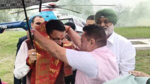 जसपुर पहुंचे मुख्यमंत्री धामी का महापौर दीपक बाली और विधायक चीमा ने किया स्वागत :चैती मेले में आने का दिया निमंत्रण