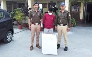 एसी के कॉपर पाइप के साथ एक गिरफ्तार फोटो-1 पुलिस गिरफ्त में आरोपी काशीपुर। पुलिस ने लिवाइस शोरूम में हुई चोरी का खुलासा करते हुए चोर को चोरी किये कॉपर के पाइप के साथ गिरफ्तार कर लिया। विदित हो कि विगत 1 मार्च को चरन सिंह पुत्र कक्कन सिंह निवासी किलावली, थाना कुण्डा, जनपद उधम सिंह नगर ने कोतवाली काशीपुर में तहरीर देकर कहा था कि रामनगर रोड स्थित लिवाइस कंपनी के शोरूम की छत पर लगे एसी के कॉपर पाइप लगभग 15,000 रुपये के अज्ञात चोर द्वारा चोरी कर ले गया है। जिस संबंध में कोतवाली काशीपुर में धारा 303 ;2द्ध बीएनएस बनाम अज्ञात पंजीकृत किया गया। उक्त चोरी की घटना का अनावरण करने हेतु एसएसपी अजय गणपति द्वारा दिए गए आदेश निर्देश क्रम में तथा एसपी स्वप्न किशोर सिंह व सीओ बाजपुर विभव सैनी के निर्देशन में प्रभारी निरीक्षक हरेन्द्र सिंह द्वारा एक पुलिस टीम का गठन किया गया तथा पुलिस टीम द्वारा जांच के दौरान चोरी गये एसी कॉपर के पाईप के टुकड़ों के साथ मौहम्मद मोबीन पुत्र कमर अली निवासी सुन्नीतारा मस्जिद के सामने, महेशपुरा, काशीपुर को गिरफ्तार कर लिया।