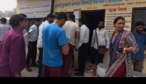 रसोई गैस की किल्लत, उपभोक्ताओं ने गैस एजेंसी पर किया हंगामा