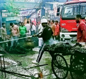 तीन दुकानों मंे लगी आग से लाखों का सामान जलकर राख