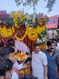 फूलों की होली के साथ शोभायात्रा निकाली