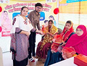 महिला दिवस पर गोद भराई व बच्चों का अन्नप्राशन किया