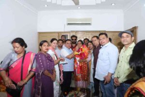 महापौर ने दर्जा राज्य मंत्री बनी भाजपा नेत्री सीमा चौहान का माल्यार्पण कर स्वागत किया