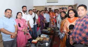 मेयर दीपक ने सीमा चौहान के आवास पर पहुंचकर दी बधाई