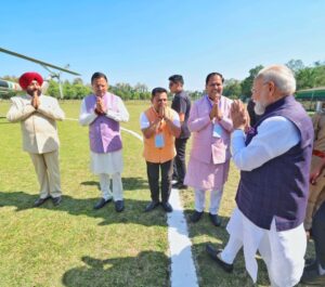 देहरादून में पीएम मोदी का स्वागत करने पहुंचे महापौर दीपक बाली