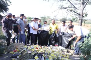 महापौर दीपक बाली हाथ में झाड़ू लेकर उतरे सड़क पर