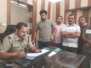 एक व्यक्ति ने झांसा देकर चार लोगों से एक करोड़ रुपये हड़पेएक व्यक्ति ने झांसा देकर चार लोगों से एक करोड़ रुपये हड़पे