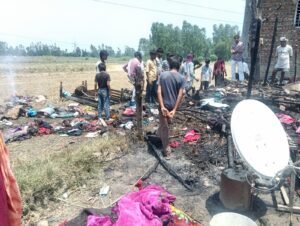 झोपड़ी में आग लगने से एक लाख की नगदी व समान जलकर खाक