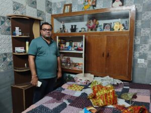 घर के ताले तोड़कर लाखों की ज्वैलरी व नकदी चोरी