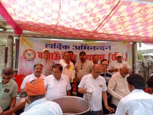 कुमायूं वैश्य महासभा ने छबील लगाकर बांटा शर्बत