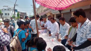 उदयराज कालेज के टीचर्स ने राहगीरों को पिलाया शर्बत