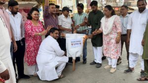 युवा कांग्रेसियों ने फूंका सरकार का पुतला