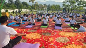 अंतरराष्ट्रीय योग दिवस पर जुटे 1000 से अधिक लोग, योग-प्राणायाम के साथ स्वस्थ उत्तराखंड का लिया संकल्प